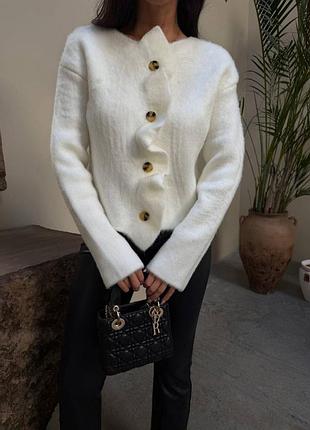 Теплый шерстяной кардиган с воланами