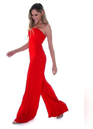 Комбинезон, открытые плечи.