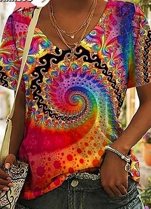 Яскрава футболка.