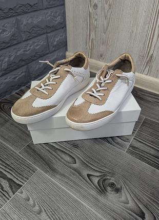 Кеды кожаные белые 38 размера бренда bugatti