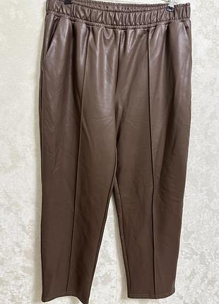 Актуальні шкіряні штани з утепленням з стрілкою екошкіра