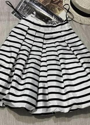Шикарна чорно-біла спідниця у смужку .