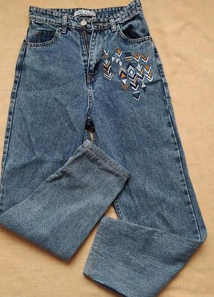 Джинсы с вышивкой