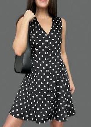Жіноча стильна чорна а-силуетна сукня у горошок на ґудзиках