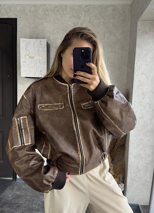 Шкіряний шоколадний бомбер у вінтажному стилі