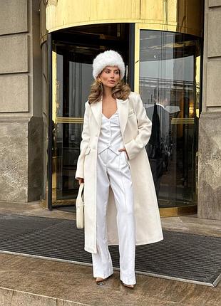 Пальто классического кроя на пуговице