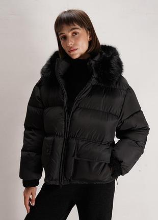 Черный укороченный пуховик с эко-мехом