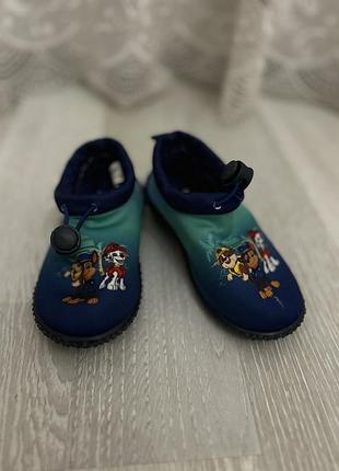 Взуття для купання або тапочки