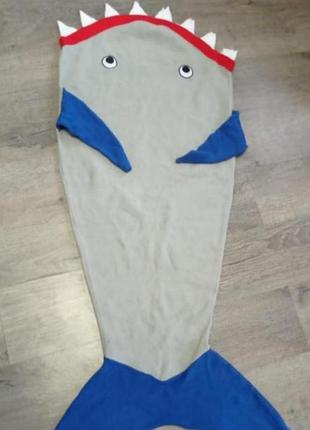 Прикольный спальный мешок -акула.