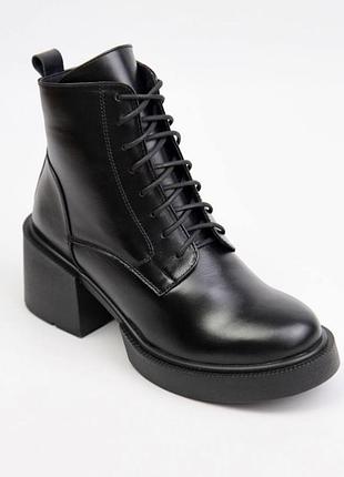 Ботильони жіночі на шнурках чорні зимові шкіряні на середньому каблуці класичні
