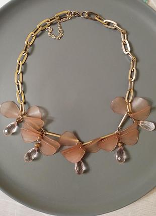 Массивное ожерелье с подвесками в виде лепестков и капель