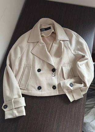 Укорочений жіночий тренч