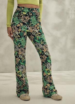 Urban outfitters яркие брюки хиппи джинсы клёш зеленые в цветочный принт