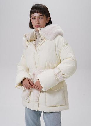 Молочный зимний пуховик с эко мехом под песца на капюшоне