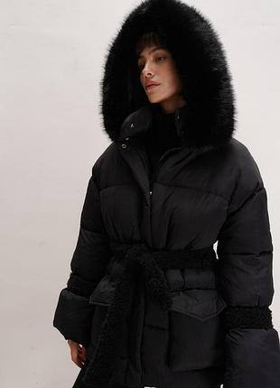 Черный зимний пуховик с эко мехом под песца на капюшоне
