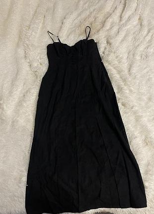 Чорна сукня міді з розрізом