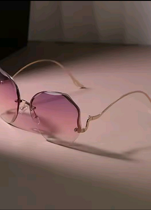 Безрамочные солнцезащитные очки в металлической оправе