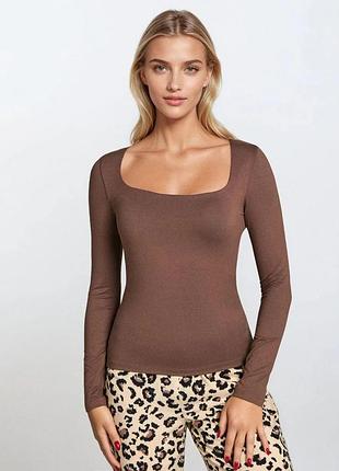 Кофейный базовый лонгслив топ с вырезом каре коричневый по фигуре