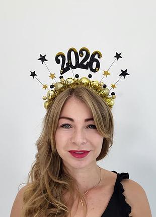 Яскравий новорічний обруч для зустрічі 20245з кульками та зірками