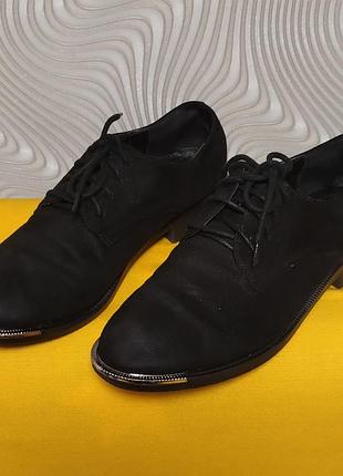 Черные замшевые туфли-оксфорды с металлическим носком