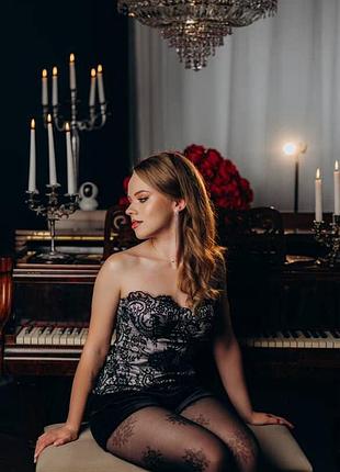 Атласный корсет с кружевом шантилье