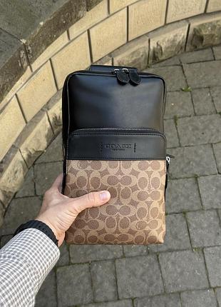 Сумка слинг coach gotham pack in signature canvas/sand