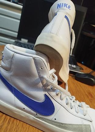 Мужские кроссовки nike blazer mid'77 vintage из белой кожи и синим логотипом swoosh. 42р