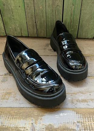 Чёрные лакированные туфли лоферы