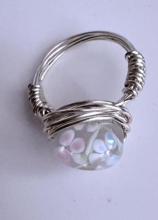 Кольцо срібна каблучка з дроту з прозорою скляною намистиною, всередині якої є рожеві та блакитні квіти.