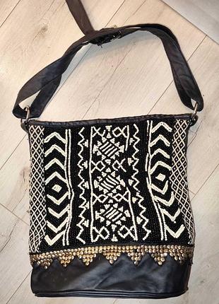 Сумка-мешок с бисерным узором и металлическими пайетками.