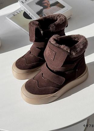 Натуральные замшевые зимние ботинки цвета шоколад на бежевой подошве