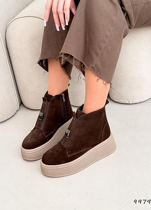 Натуральные замшевые зимние ботинки цвета шоколад на высокой бежевой подошве
