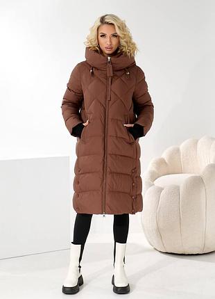 Зимняя удлиненная куртка пуховик с капюшоном и манжетами на рукавах