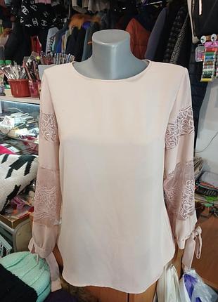 Светло-бежевая блузка с длинными рукавами и кружевными вставками