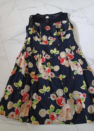 Черное стильное платье без рукавов с цветочным принтом. замеры присутствуют