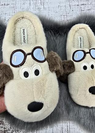 Тапочки женские меховые jomix бежевые объемные собачка с закрытым носком 8194