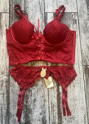 Корсетний бюстгальтер і пояс на панчохи