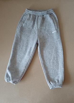 Трикотажные спортивные штаны slazenger, (джоггеры)
3-4 года