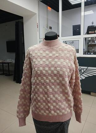 Женский свитер с высоким воротником