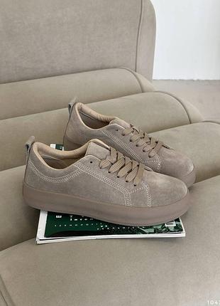 Замшевые кроссовки