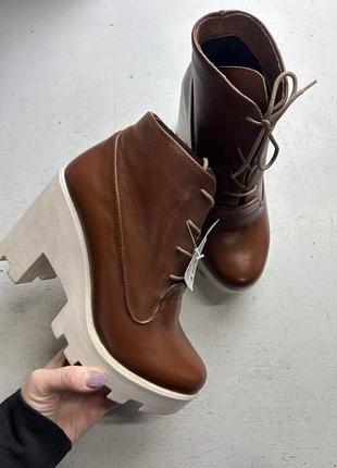 Ботильоны женские коричневые на тракторной подошве