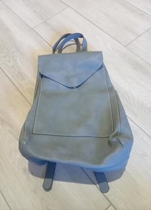 Жіноча сумка-рюкзак сірого кольору, рюкзак-мішок (drawstring backpack) з клапаном та текстурою саф'яну.