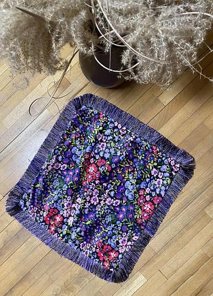 Квіткова яскрава наволочка dunelm із фіолетовими китицями — яскравий акцент для затишного інтер’єру.