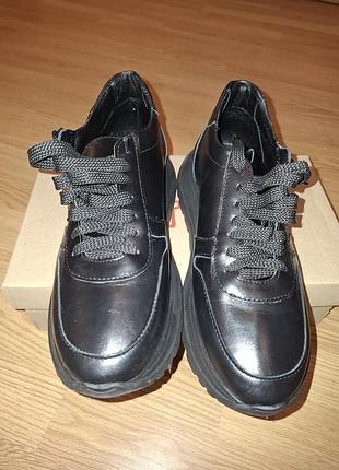 Продам новенькие кроссовки