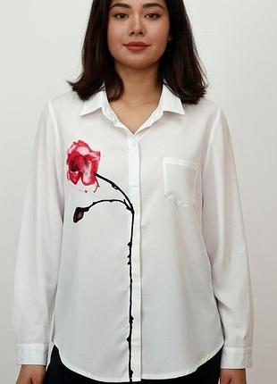 Белая блуза, рубашка с цветком.