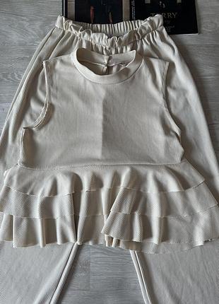 Светлый костюм на каждый день