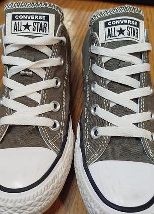 Converse all star – это классические низкие кеды серого цвета. они изготовлены из текстильного материала с резиновым носком и подошвой. 36.5р