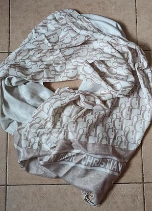 Брендовый шарф средней плотности бежевый с принтом