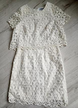 Красивое кремовое молочное белое платье с кружевом по фигуре