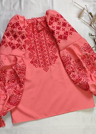 Вышитая женская блузка